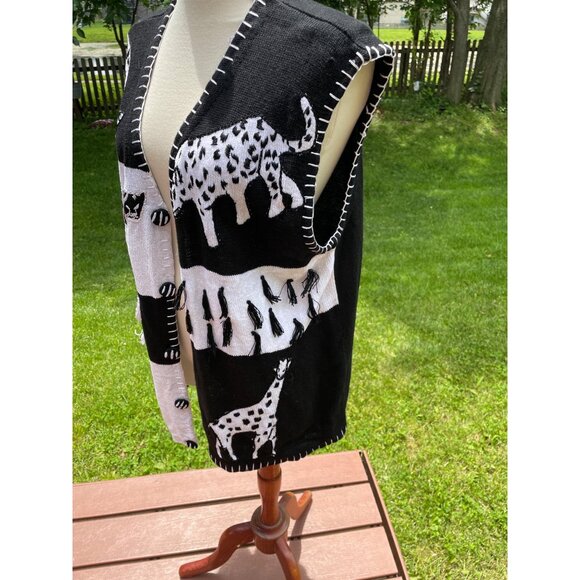 Victoria Woman 2X Black & White Animal Print Knit Vest With Embroidered Details - Picture 3 of 10
